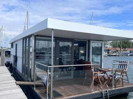 Oktopus-Lofts - Houseboat，位于莱利斯塔德的酒店