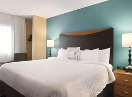 Dubuque Inn & Suites，位于迪比克的酒店