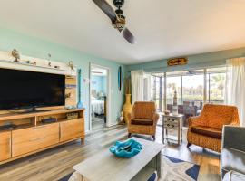 Beachfront Siesta Key Condo with Pool Access!，位于西耶斯塔岛的酒店