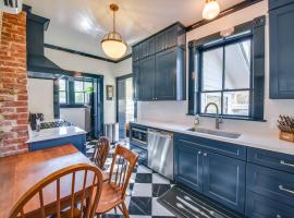 Radiant Gloucester House with Private Porch!，位于Gloucester的酒店