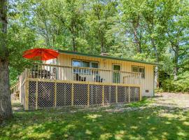 River Access Cabin w Hot Tub, Deck, Grill, & Wifi，位于卢雷的酒店