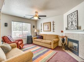 Cozy Cheyenne Townhome about 5 Mi to Frontier Park!，位于夏延的酒店