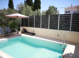 Luxury Villa with Pool in Athens Riviera，位于拉格尼西的酒店
