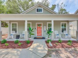 Oak Island Home with Screened Porch Walk to Beach!，位于橡树岛的酒店