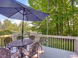 Manor Green Cedar Home with Fire Pit, 3 Mi to Lake!，位于Cedar的酒店