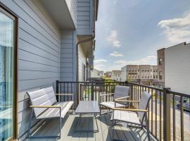 Frederick Townhome with Balcony, Close to Parks!，位于弗雷德里克的酒店