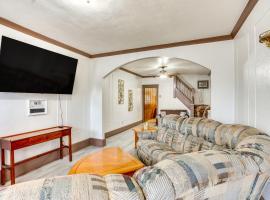 Playroom and Fenced Yard Mt Carmel Family Home!，位于Mount Carmel的酒店