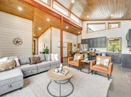 Luxe Broken Bow Home with Hot Tub and Fire Pit!，位于斯蒂芬斯穴窟的酒店
