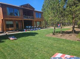Beautiful Riverfront Near Mt Bachelor with Hot Tub，位于本德的酒店