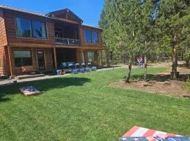 Beautiful Riverfront Near Mt Bachelor with Hot Tub