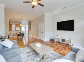 Greensboro Townhome with Fire Pit Less Than 1 Mi to Downtown，位于格林斯伯勒的酒店