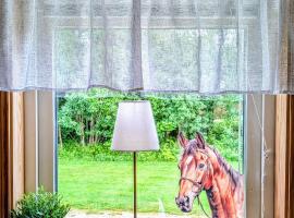 Rolig h&auml;st, Kaneeling Stugby AB，位于Dalskog的别墅