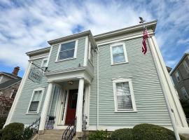 Entire Charming Victorian Home Downtown Newport，位于纽波特的度假屋