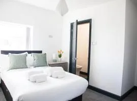 Stylish Home, hosted by ESONGRACE Stays, Stoke-on-Trent - Perfect for Families - Contractors - Holiday makers - Emergency Housing - Professionals, Relocators