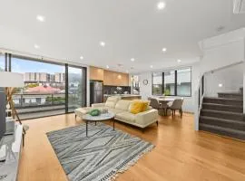 Townhouse in Caulfield with Garage