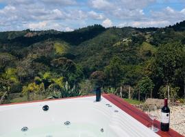 Casa Nyra with Jacuzzi near JMC - Santa Elena，位于圣埃伦娜的酒店