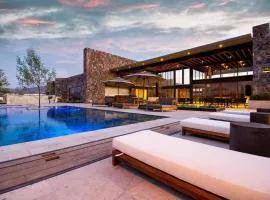 Exclusive Luxury Home with Rooftop Jacuzzi