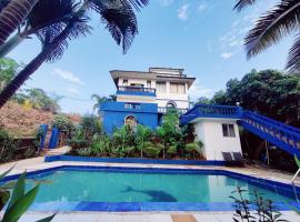 Amazing 4BHK Villa with Private Swimming Pool Near Candolim Beach，位于Goa的酒店