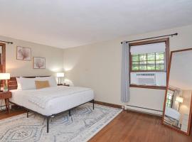 Master Bedroom with bath in a beautiful home，位于什鲁斯伯里的酒店