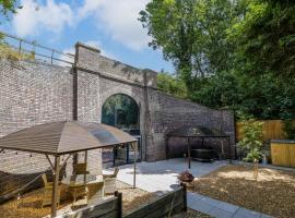 The Tunnel at Bridge Lake Farm and Fishery，位于班伯里的酒店