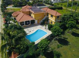 Elegant Villa in Nagua with Private Pool and Jacuzzi，位于纳瓜的酒店