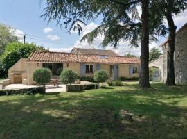 Lodge in Saint-Ciers-Sur-Bonnieure，位于Saint-Ciers-sur-Bonnieure的酒店