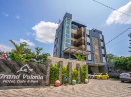 Grand Valonia Hotel Cafe & Park Jember，位于任抹的酒店