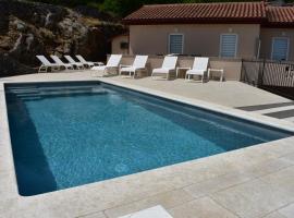 Brseč Villa AnDa s apartmanima i bazenom，位于布鲁赛吉的酒店