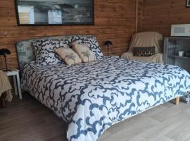 Chambre dans chalet entre terre et mer，位于Saint-Lormel的酒店