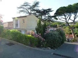 Maison conviviale avec vue sur la montagne a Sainte Maxime