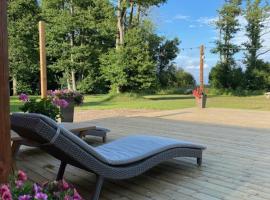 Pihla Rannamaja sauna ja kümblustünniga，位于Vintri的带按摩浴缸的酒店