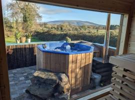 Secluded Private Cottage Hot-tub, Sauna & Fire-pit，位于香农河畔卡里克的酒店