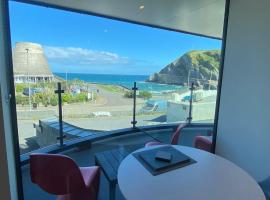 1 The View apartments Ilfracombe - Seafront, Parking, Lift, EV，位于伊尔弗勒科姆的酒店