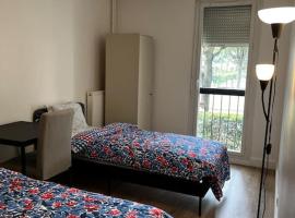 Single bed in a 2 bed dormitory room near Paris，位于阿让特伊的酒店
