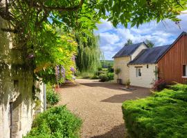 La Cale de la Clauderie，位于Rigny-Uss&eacute;的带泳池的酒店