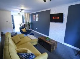 Luxury 3 Bed Modern House, Sleeps 5, Lincoln City Centre, includes Parking