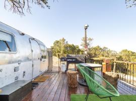 Silver Bullet Airstream, El Mistico Glamping Ranch，位于Nogal的酒店