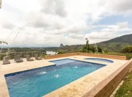 Amazing 5 bdrm Villa with view of Piedra el Peñol