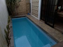 Luxury Room with Pool at Vila Raima，位于Gresik的酒店