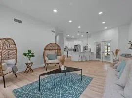 Chic Stylish Pool House 4 King Bed New Renovated