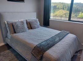 A comfortable room in Upper Hutt with views - Homestay，位于上哈特的酒店