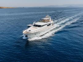 SANLORENZO SL Deluxe Motoryacht，位于博德鲁姆的酒店