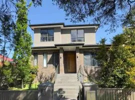 Modern house with Arcade games in a good location