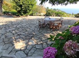 White stone house with great sea view，位于桑加拉达的酒店