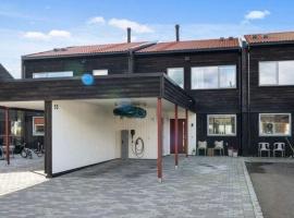 Modern 3 bedroom house with garden and free parking for rent in Stavanger during ONS Close to the airport，位于索拉的酒店