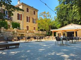 camping rochecondrie，位于Viviers的酒店