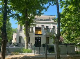 Annie Villa，位于希欧福克的带停车场的酒店