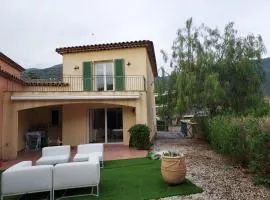 Maison de vacances confortable avec jardin et terrasse au Lavandou