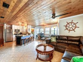 Captains Quarters 3 Comm Pools Pet Friendly，位于德斯坦的酒店