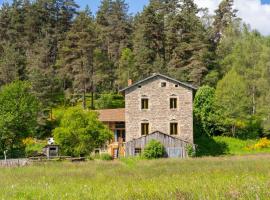 Afgelegen gite naast rivier omringd door bossen in bergachtige omgeving，位于Saint-Bonnet-le-Chastel的酒店